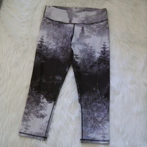 Fabletics Pants - Fabletics forest lightning capris leggings sz L Fabletics Pants - Fabletics forest lightning capris leggings sz L